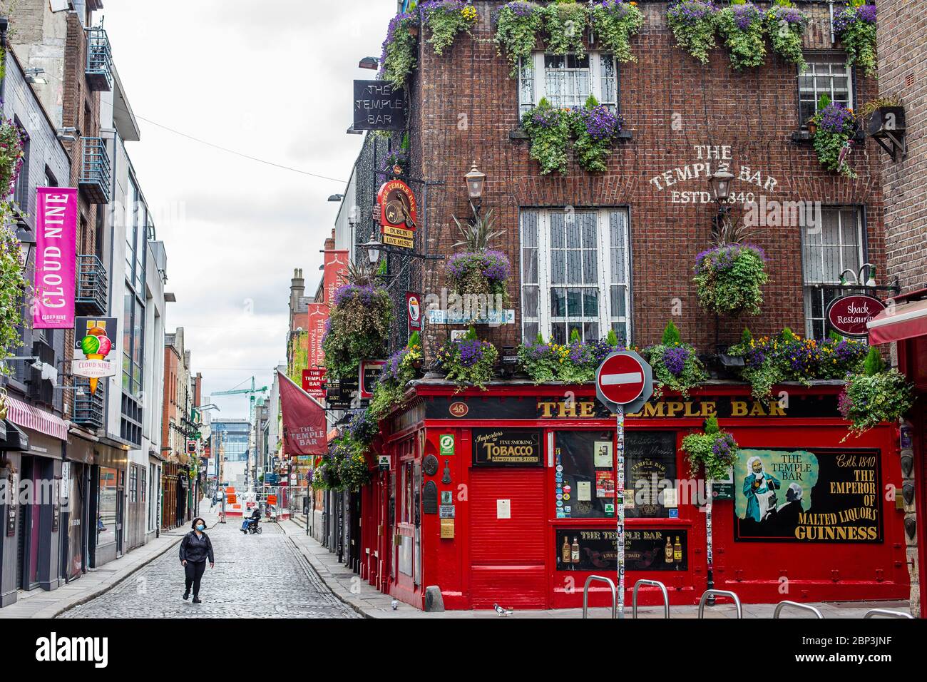 Verlassene gepflasterte Dublin`s Temple Lane mit dem Temple Bar Pub im Hintergrund beliebtes Touristenziel wegen der Sperrung der Covid-19-Pandemie geschlossen. Stockfoto